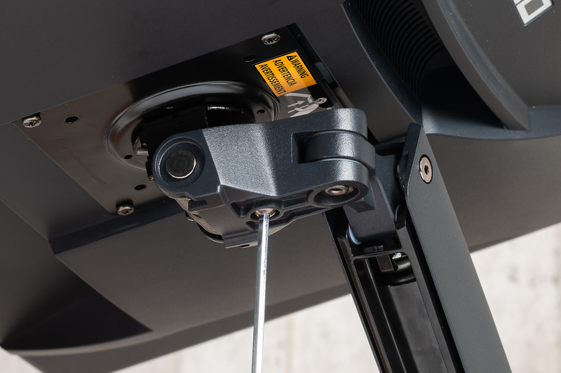 チルトの固さも六角レンチで調節