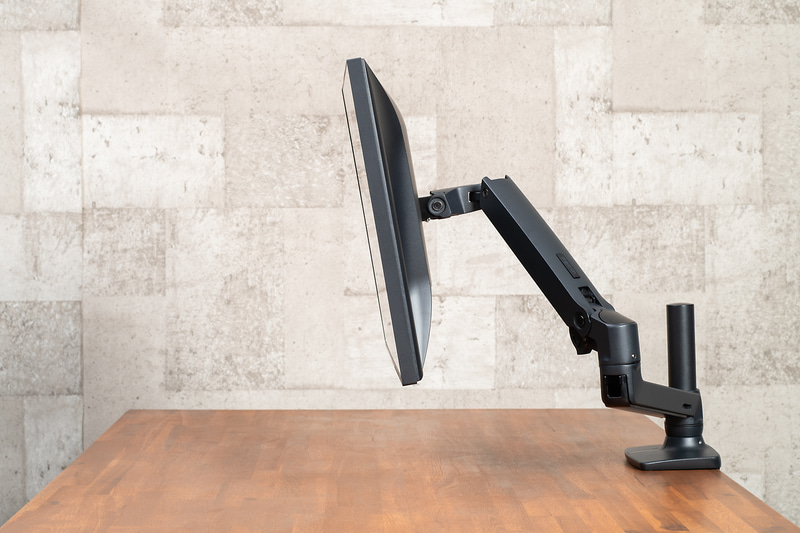 下方向にはわずかにしか傾かない