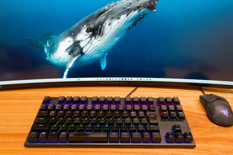 34型ウルトラワイドモニターはデスク面以下まで下げられる