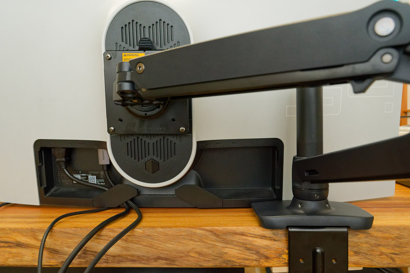 後ろから見たところ。実使用時はケーブルが下敷きにならないように