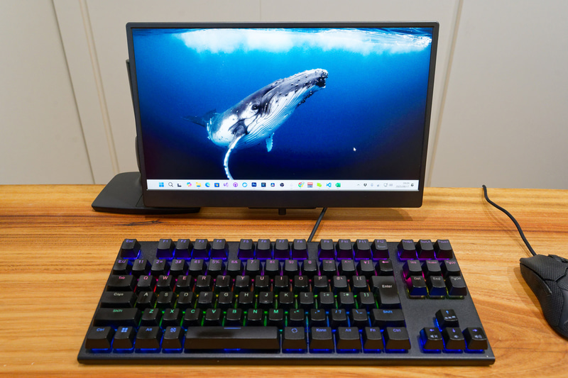 16型モバイルモニターもこの通り。モニター下の突起がなければさらに下げられる