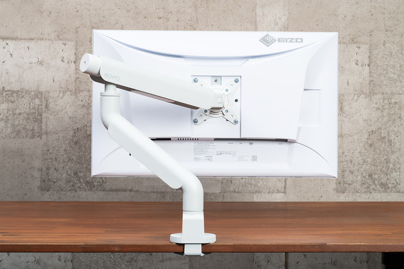 27型モニターを取り付けたCOFOのモニターアーム