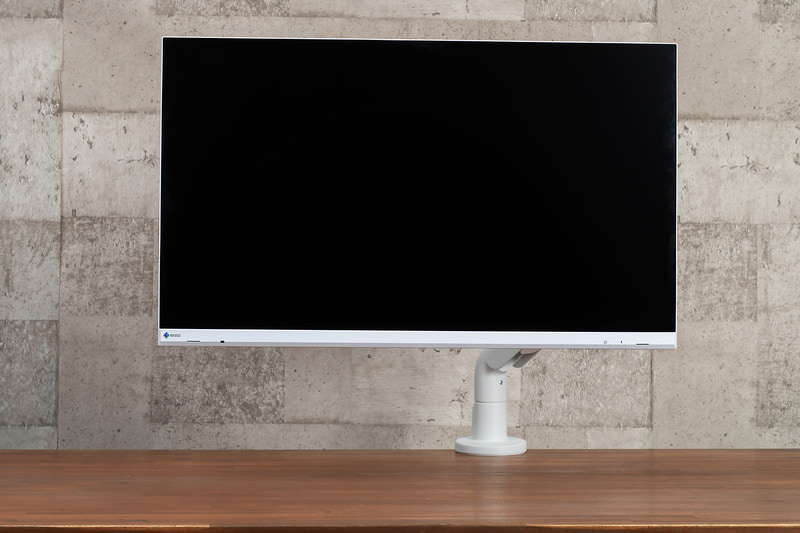 27型モニターを取り付けたCOFOのモニターアーム