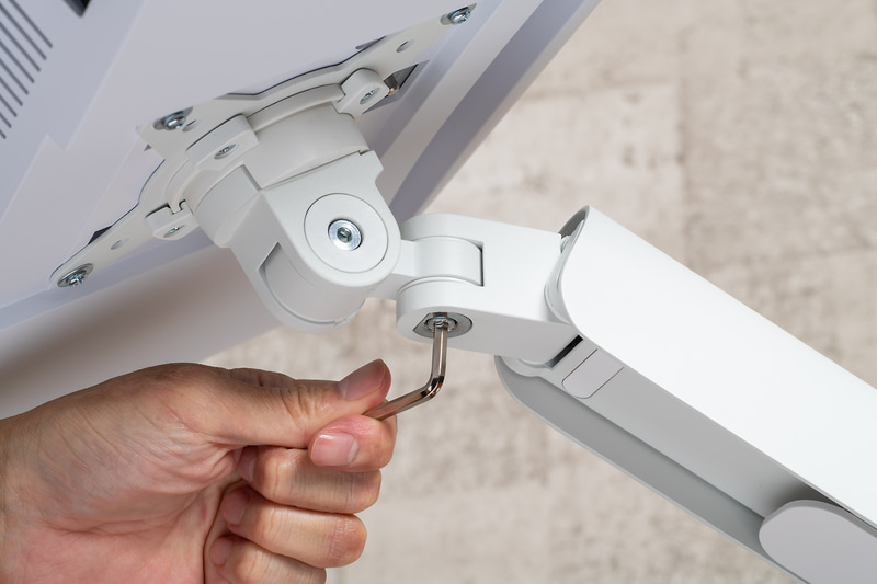 スイベルの固さ調節を行なうボルト