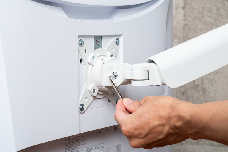 チルトの固さ調節を行なうボルト