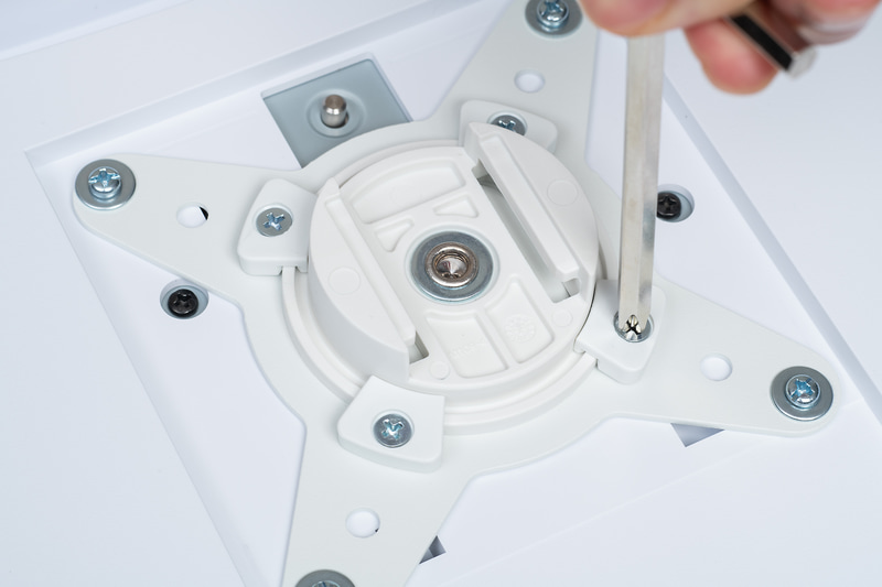 ピボットの固さ調節は4箇所あるネジで