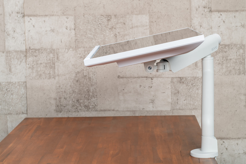 ほとんど真上と真下に向けられるほど範囲の広いチルト