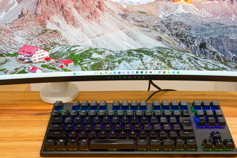 34型ウルトラワイドモニターの場合、限界まで下げても8cmほどの空間ができる