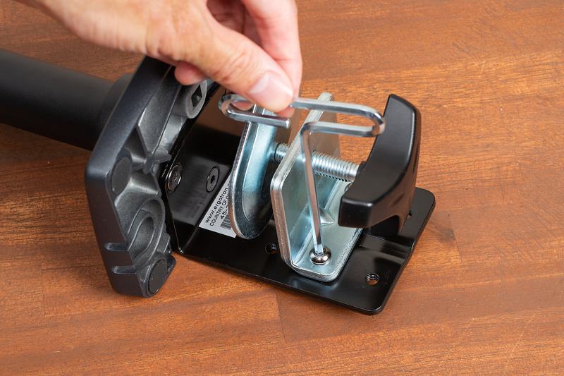 デスク天板の厚みに合わせて金具のネジ留め位置を変える方式