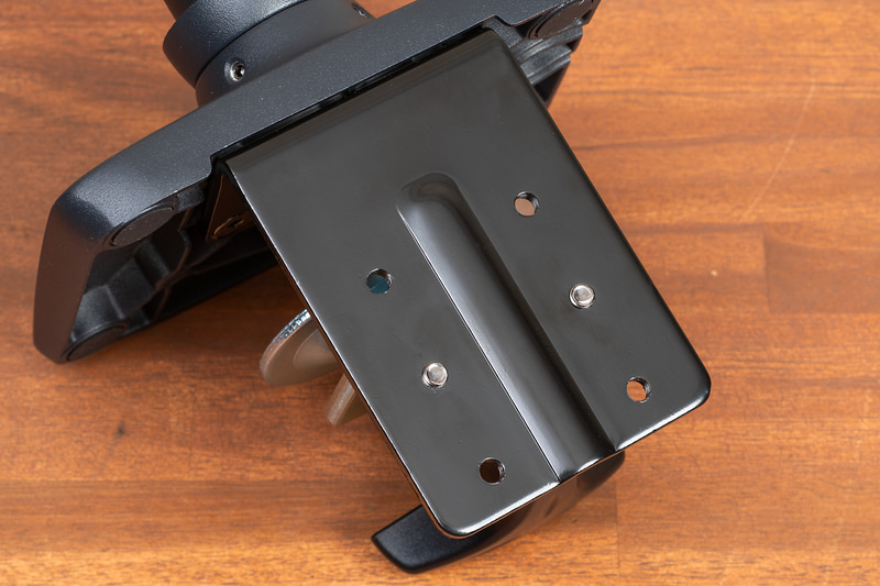 デスク天板の厚みに合わせて金具のネジ留め位置を変える方式