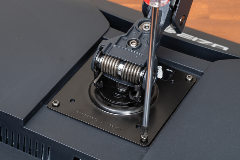 上のアームをモニターのVESAマウントにネジ留めする。後述するように、手回しネジも付属している