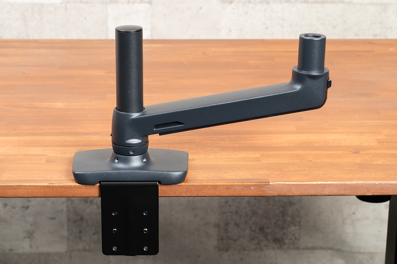 先に設置した下のアームに、モニターをネジ留めした上のアームを合体させればOK