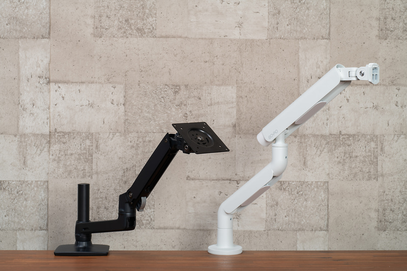 エルゴトロンの「LX デスクマウントアーム」(左)と、COFOの「無重力モニターアームPro」
