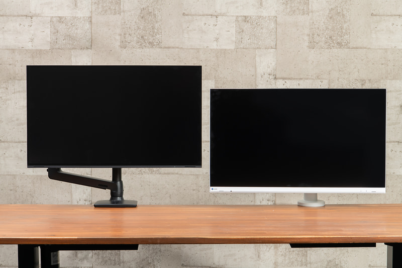 エルゴトロンにはEIZOのFlexScan EV2740X(ブラック)を、COFOにはFlexScan  EV2740S(ホワイト)を設置。前者は4辺フレームレス、後者は3辺フレームレスの27型4Kモニターだ