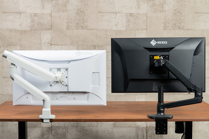 エルゴトロンにはEIZOのFlexScan EV2740X(ブラック)を、COFOにはFlexScan  EV2740S(ホワイト)を設置。前者は4辺フレームレス、後者は3辺フレームレスの27型4Kモニターだ