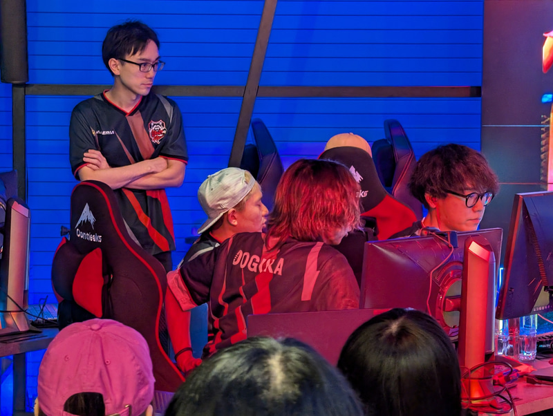 大将戦の途中、Crazy Raccoonが取ったインターバル中の様子。さすがに声までは聴こえないものの、緊迫したメンバーたちの様子が間近で見られるのはテンションが上がる