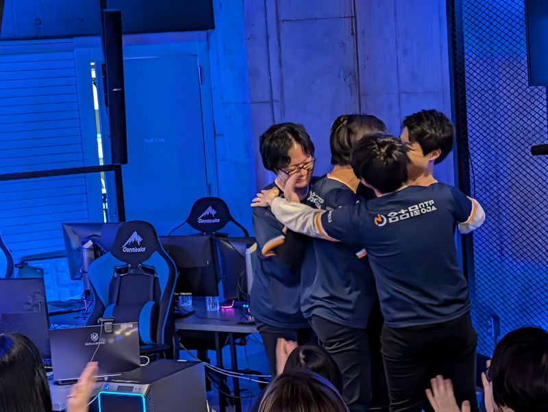 大将戦で勝利したもっちーを囲んで歓声をあげる名古屋NTPOJAのメンバーたち