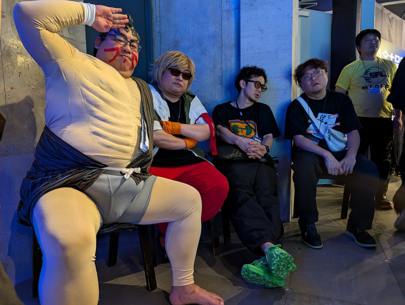 今回はサプライズというか、オフのためプライベートで会場を訪れた、人気解説者のハメコ。氏とふり～だ氏も一緒に試合を観戦。パブリックビューイングでは、MCのNOモーション。の2人の横で一緒に観戦しながら、試合のおもしろいポイントなどをNOモーション。経由で伝えていた