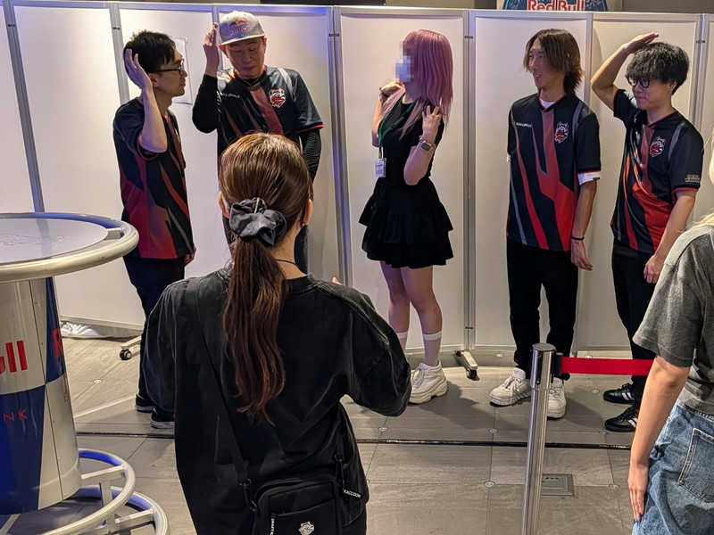 試合後は会場を訪れたファンへのファンサービスも行なわれていた