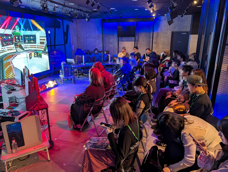 パブリックビューイングの様子。MCのNOモーション。の2人が試合の実況をして会場を盛り上げる