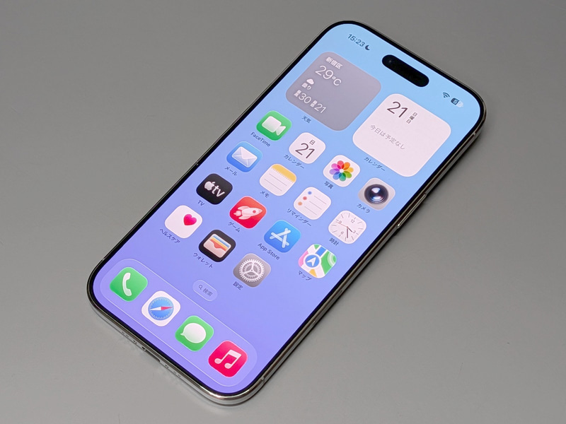 正面から見たデザインは従来のiPhoneと違いはない。画面サイズは6.5型と、標準サイズと大画面版の中間にあたる