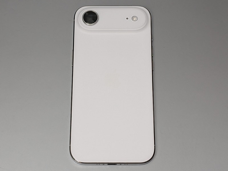 背面。上部のハウジング部はPixelシリーズに似たデザイン。なおこの写真では反射で見えていないが、中央には従来通り林檎マークがある