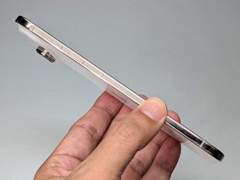 左側面にはアクションボタンと音量ボタンを搭載。その隣りにあった物理SIMカードスロットは廃止された