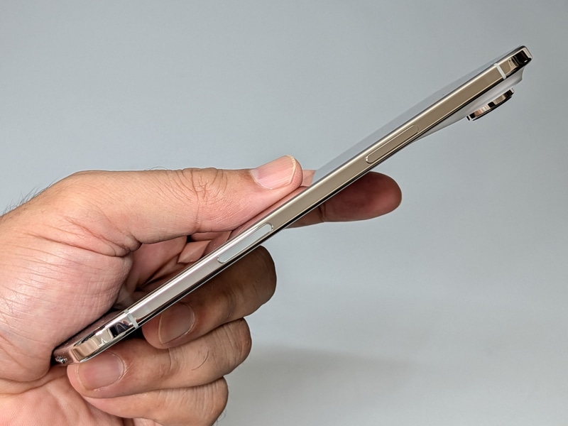 右側面には電源ボタンとカメラコントロールを搭載。これも従来のiPhoneと同じだ