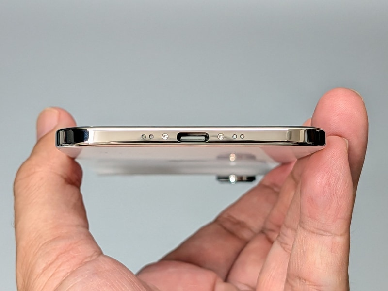 底面のUSB Type-Cポートは若干裏面寄りに配置されている。なおスピーカーはこの面にはなく本体上部のみのモノラルとなっている