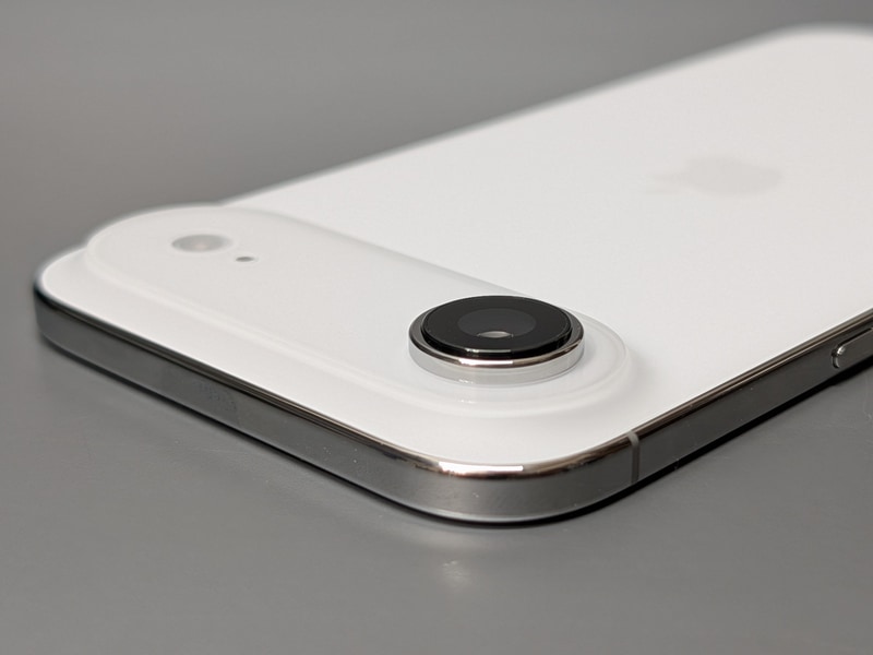 カメラのレンズはハウジング部に完全に埋め込まれておらず突出している