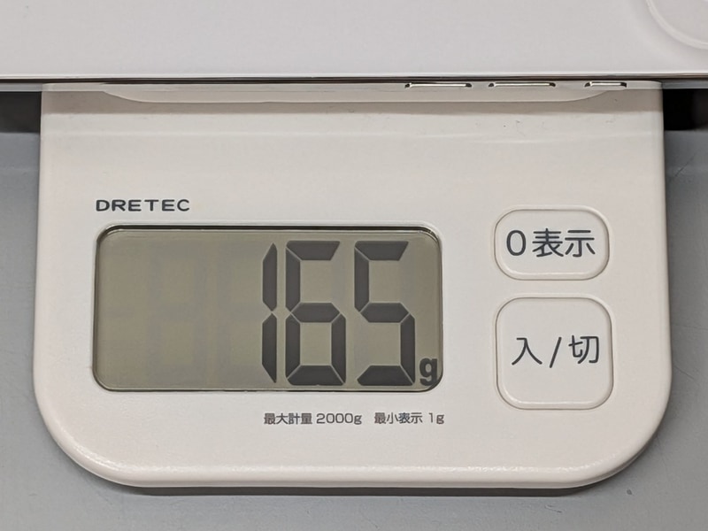 重量は実測165g。6.5型という画面サイズを考えると軽量だ