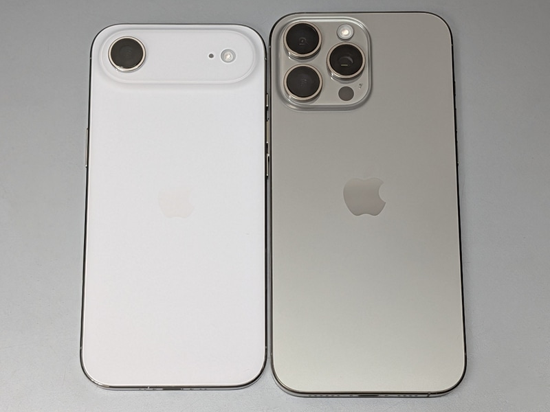 背面。レンズの数も、またハウジング部のデザインも大きく異なる