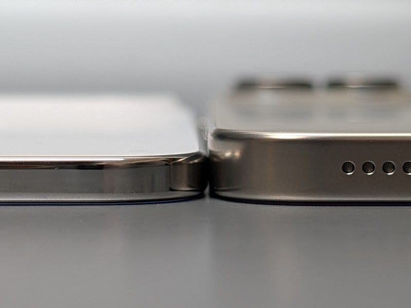 厚みの比較。本製品(左)は5.64mm、iPhone 16 Pro Max(右)は8.25mmと、2.61mmもの差がある。ちなみに最新のiPhone 17 Pro Maxではさらに差が広がる