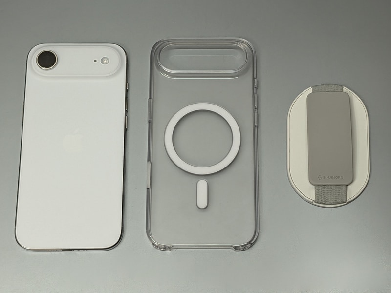 筆者は純正クリアケース(中央)を装着し、そこにMagSafe対応のバンド(右)を吸着させて使っている
