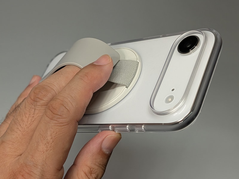 これならば本体を落下させることもない。重量は200gを超えるが、ProやPro Maxシリーズに同様の装備をするのよりもはるかに軽量だ