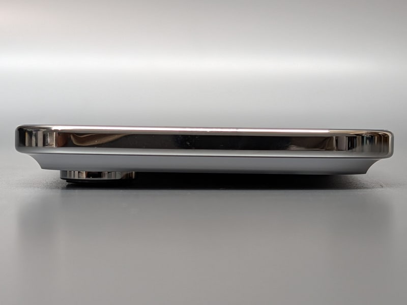 レンズが突出しているため平らなところに置くと右に傾く。保護ケースをつければ解消されるとはいえ、少々気になる部分だ