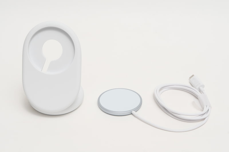 Pixelsnap 充電器のスタンド付き。Pixelsnap 充電器を装着する専用スタンドが付属している