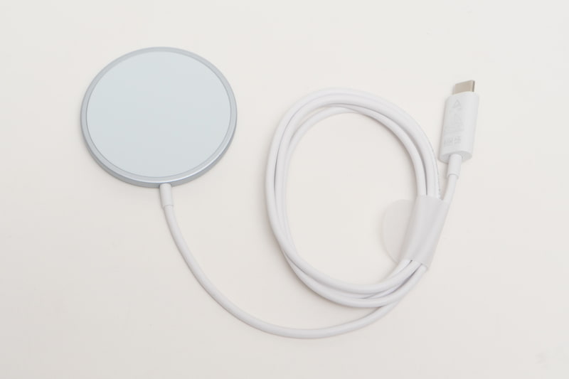 Pixelsnap 充電器は直径56mm、厚さ54mmの薄い円柱状で、側面からは長さ1mのUSB Type-Cケーブルが延びている