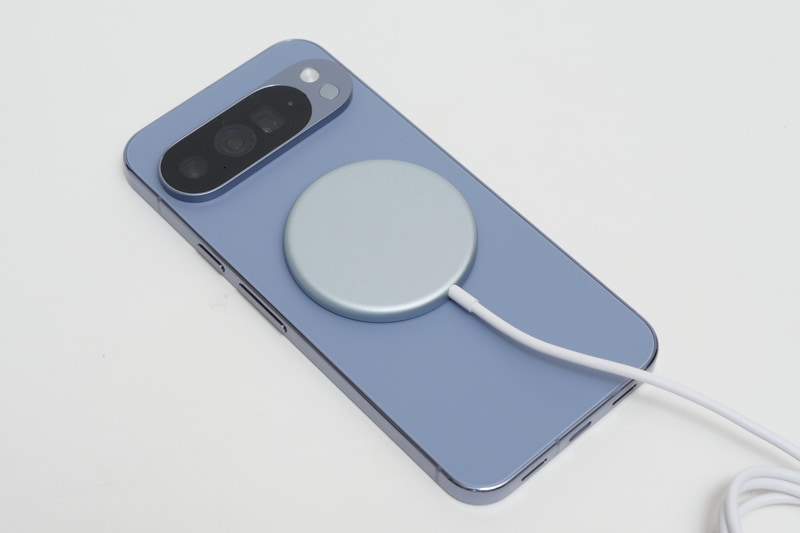 PixelsnapはQi2で定義されているMPPをサポート。Pixelsnap 充電器はPixel 10シリーズと磁気で固定され、常に正しい位置で安定したワイヤレス充電が可能