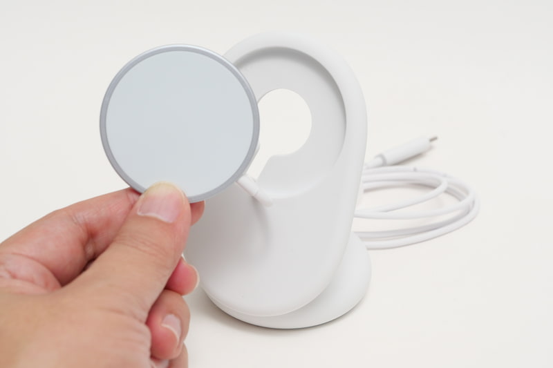 スタンド前面のへこみにPixelsnap 充電器を装着して利用する