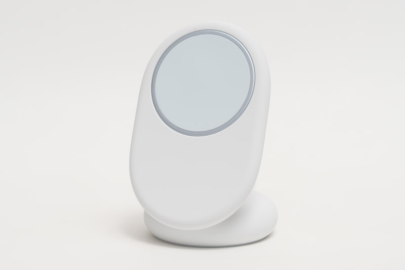 Pixelsnap 充電器をスタンドに装着した状態