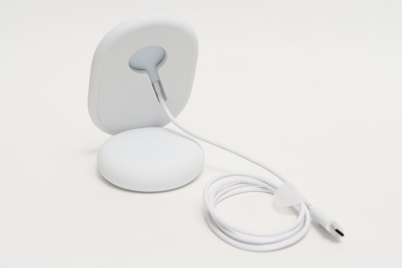 充電器をスタンドに装着した場合には、USB Type-Cケーブルは平面から引き出す形となる