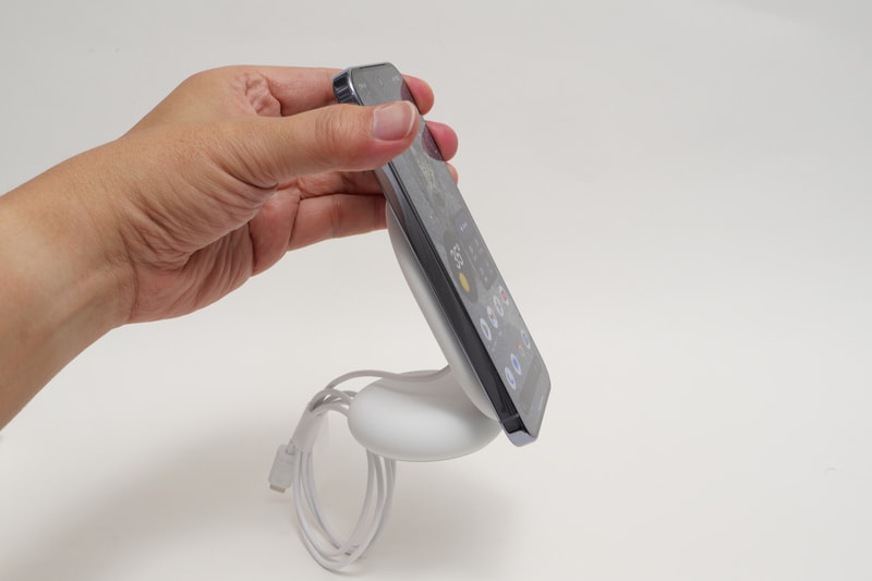 スタンドに装着したPixel 10シリーズを持ち上げると、スタンドを保持したまま余裕で持ち上げられる