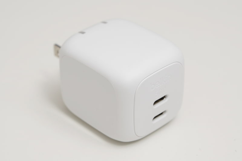 充電にはベルキンの出力最大50W対応USB PD充電器「Belkin Cubic Charger 50W」を利用