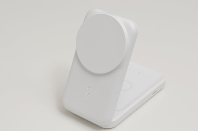 ベルキンのQi2 25W対応ワイヤレス充電器「UltraCharge 2-in-1 Foldable Magnetic Charger」。こちらでもワイヤレス充電の推移をチェックした