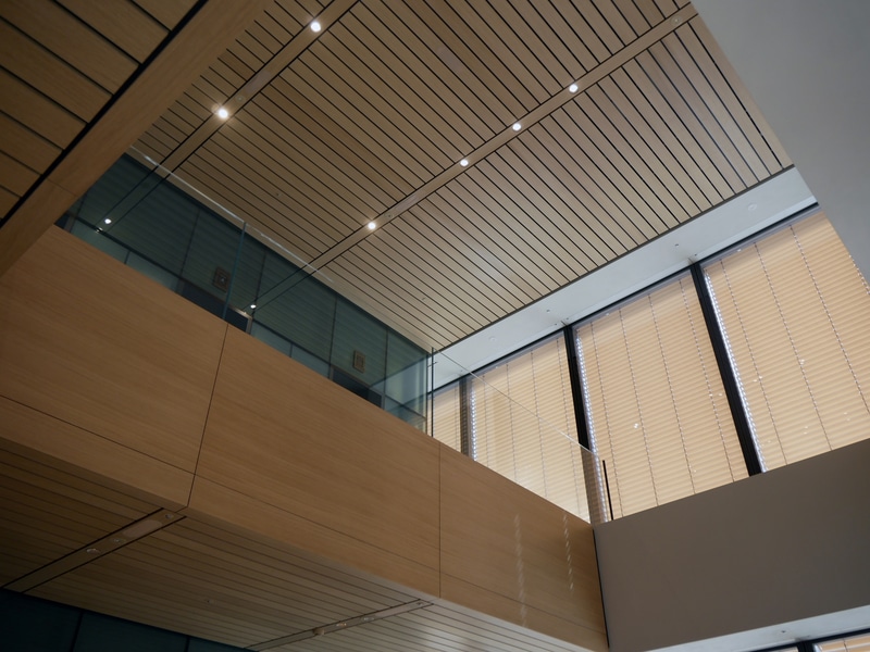 店内の温かみのある木製パネルは、日本のデザインへの敬意を表しているという