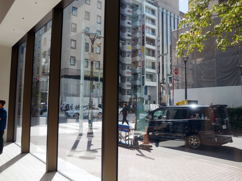 大きなガラス窓によって、銀座の街と一体化した開放的な空間を実現している