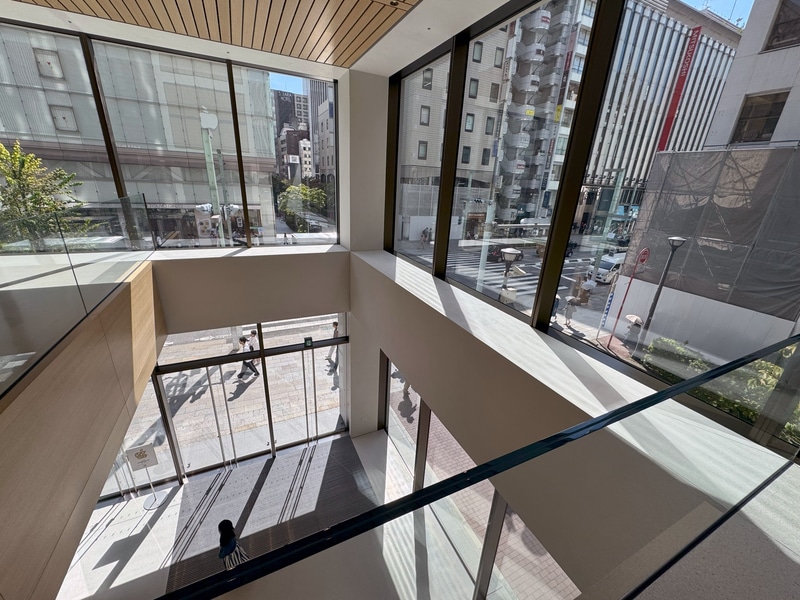 2階フロアから見た開放感がある吹き抜けと、ガラス窓の様子。銀座の街を見ることができる