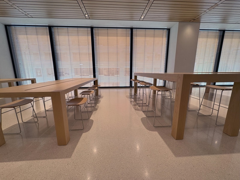 さまざまな高さのテーブルや椅子を用意している