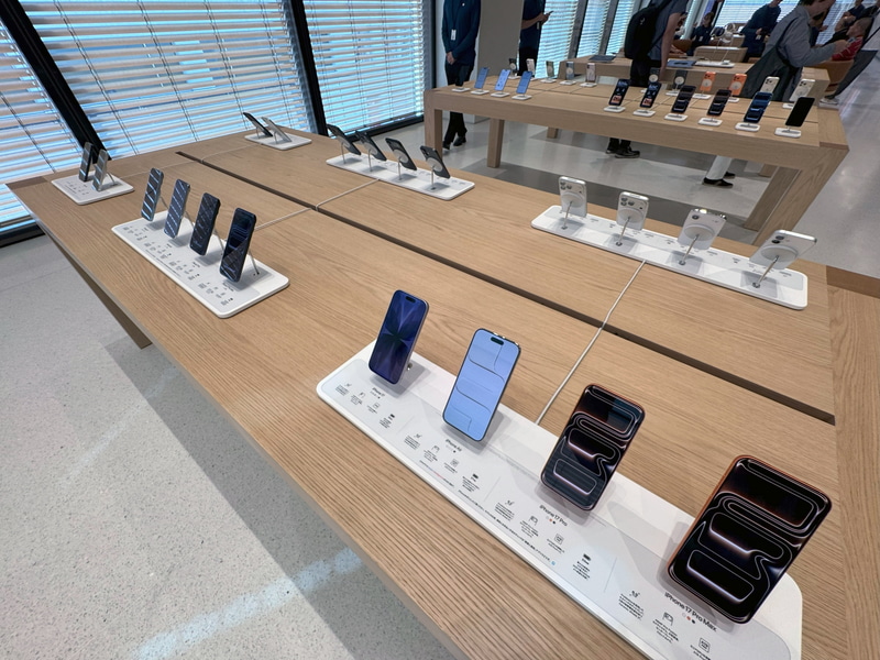 3階フロアの様子。iPhone 17、iPhone Air、iPhone 17 Pro、iPhone 17 Pro Maxなどの新製品が並ぶ